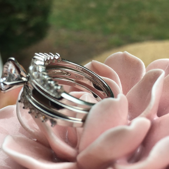 ⛔️sold⛔️Lovely 3 Piece Bridal Ring Set - Size 8 - Picture 3 of 4